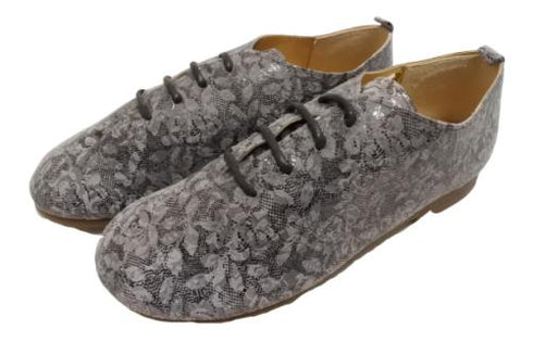 【かぼちゃの馬車 CA-15FL グレー】フラワー柄の靴紐シューズ